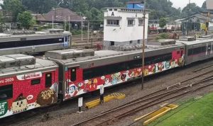 kai-daop-8-tegur-keras-pengendara-motor-nekat-melintas-di-rel-ingatkan-pentingny-50132