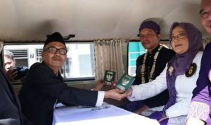 rekor-muri-terpecahkan-53-pasangan-ikuti-nikah-massal-di-dalam-vw-kombi-di-kota-12966