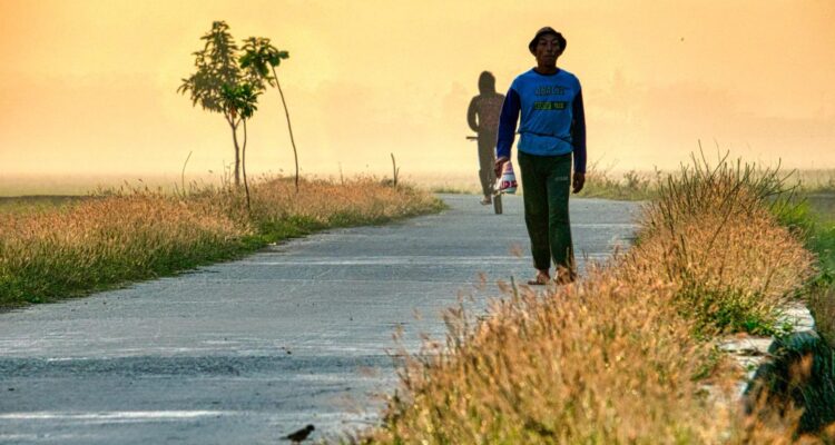 Photo by Tom Fisk via Pexels - Jalan Pagi: Rahasia Ampuh Menjaga Kesehatan Mental Anda