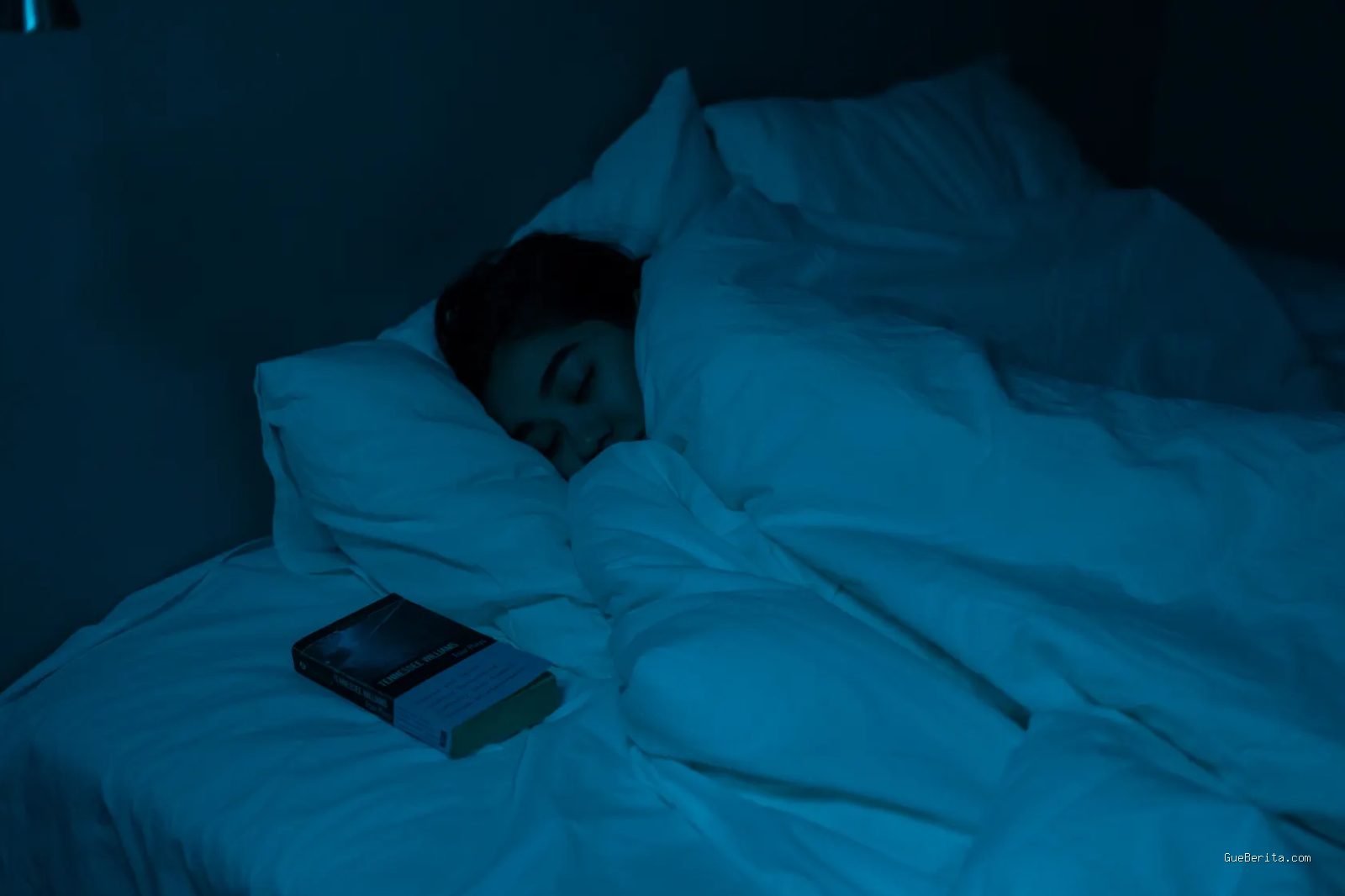 Photo by cottonbro studio via Pexels - Manfaat Membaca Buku Sebelum Tidur untuk Kualitas Tidur Anda
