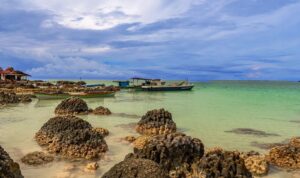 Photo by Man Fong Wong via Pexels - Panduan Liburan Hemat ke Pantai Eksotis dengan Budget Terjangkau