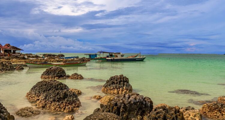 Photo by Man Fong Wong via Pexels - Panduan Liburan Hemat ke Pantai Eksotis dengan Budget Terjangkau