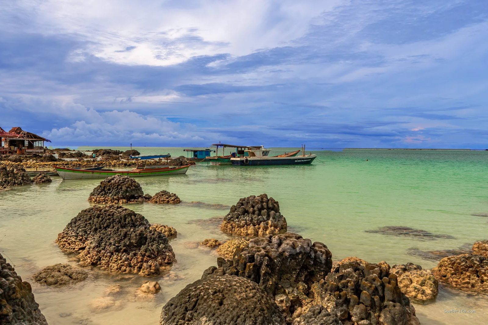 Photo by Man Fong Wong via Pexels - Panduan Liburan Hemat ke Pantai Eksotis dengan Budget Terjangkau