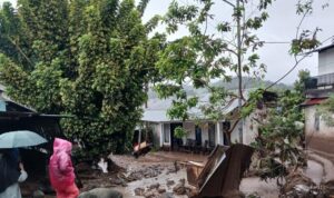 Banjir Bandang Solok: 2 Orang Hilang dan Akses Jembatan Terputus