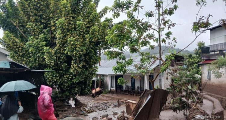 Banjir Bandang Solok: 2 Orang Hilang dan Akses Jembatan Terputus