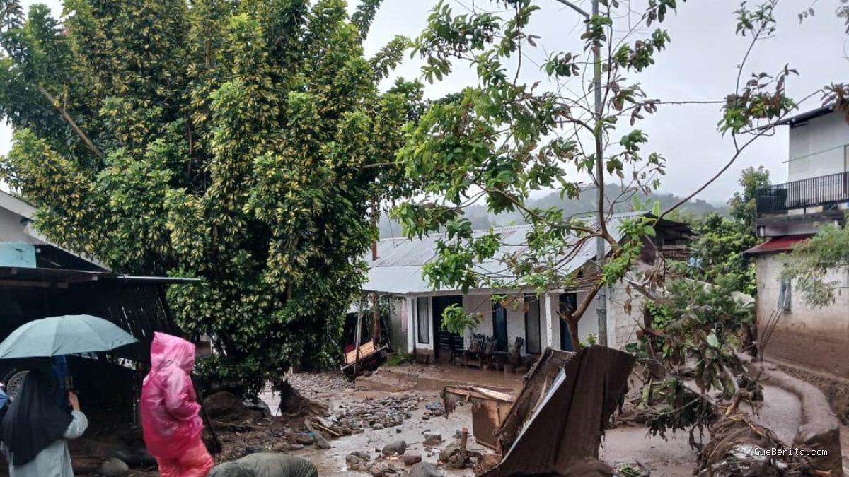 Banjir Bandang Solok: 2 Orang Hilang dan Akses Jembatan Terputus