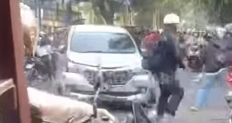 Kronologi Kecelakaan Mobil Naik ke Trotoar dan Tabrak 2 Pemotor