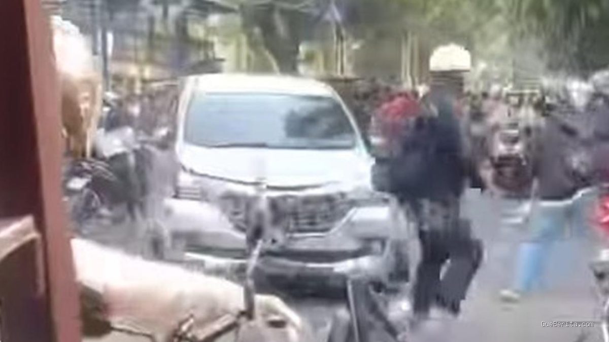 Kronologi Kecelakaan Mobil Naik ke Trotoar dan Tabrak 2 Pemotor