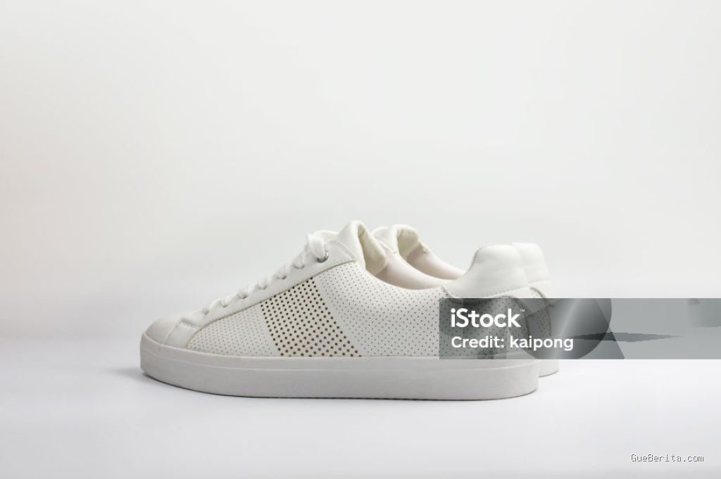 Photo by istockphoto.com - Panduan Lengkap Merawat Sepatu Putih Agar Tetap Awet dan Bersih