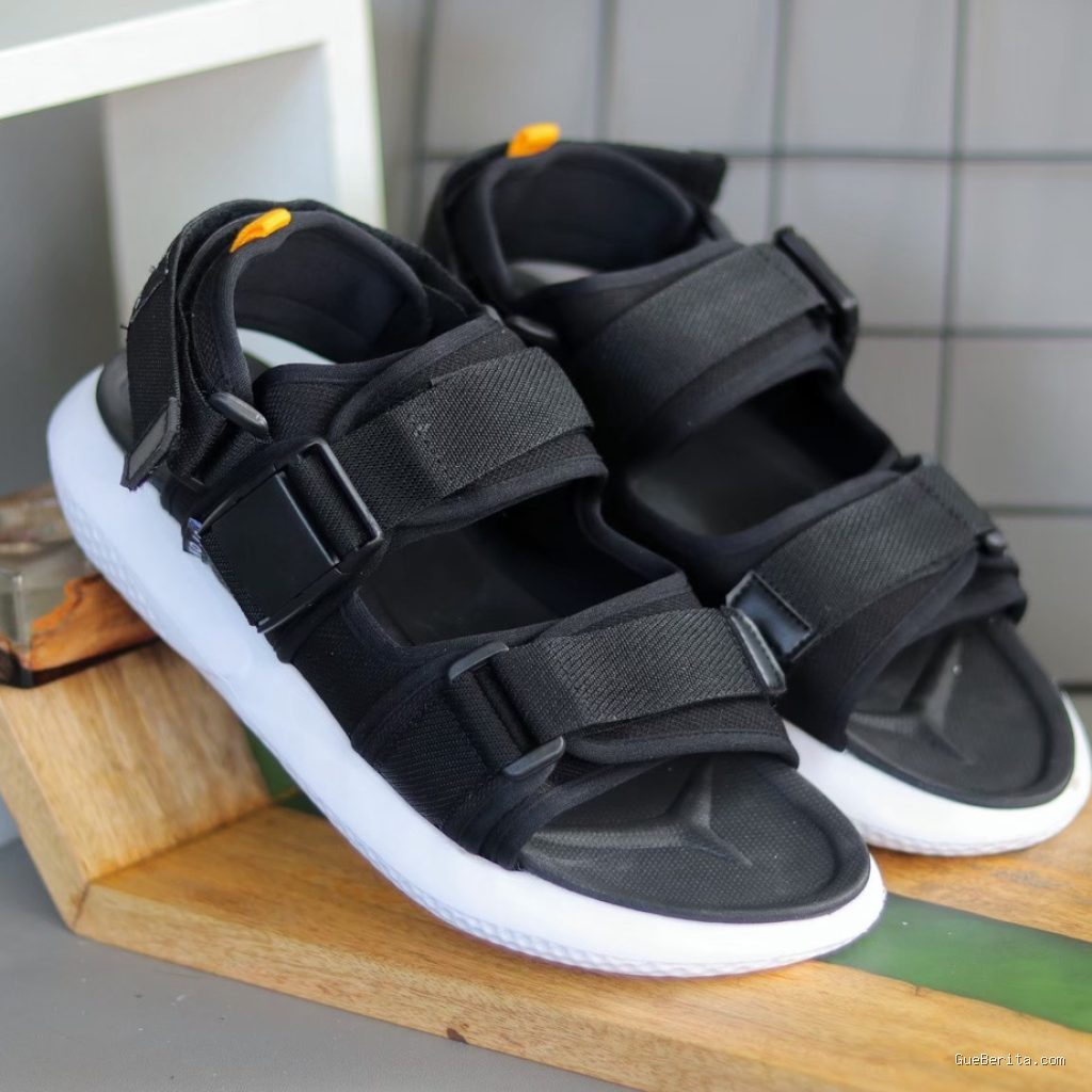 Photo by shopee.co.id - Panduan Memilih Sandal Nyaman untuk Jalan-Jalan agar Kaki Tidak Sakit