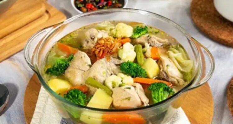 Photo by cimahi.pikiran-rakyat.com - Resep Sop Sayuran Hangat yang Praktis untuk Musim Hujan