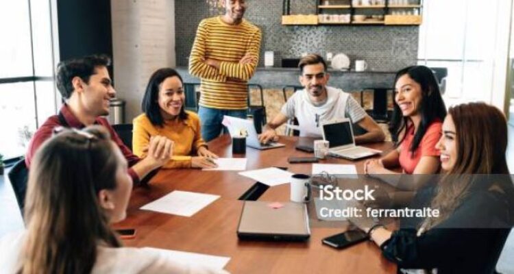 Photo by istockphoto.com - Strategi Membangun Hubungan Profesional yang Harmonis dengan Rekan Kerja