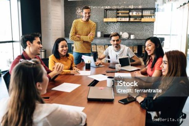 Photo by istockphoto.com - Strategi Membangun Hubungan Profesional yang Harmonis dengan Rekan Kerja