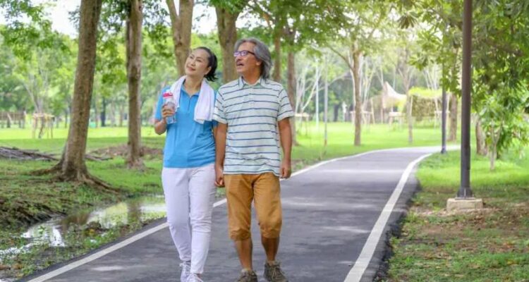 Photo by hellosehat.com - Manfaat Jalan Kaki Setiap Hari bagi Kesehatan Tubuh Anda