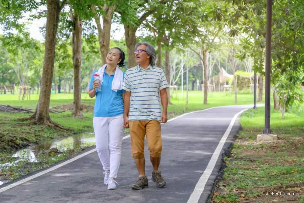 Photo by hellosehat.com - Manfaat Jalan Kaki Setiap Hari bagi Kesehatan Tubuh Anda