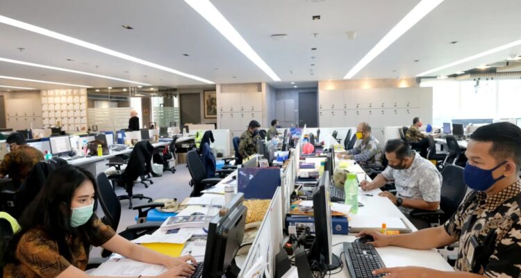 Photo by indooffice.co.id - Standar Gaji Data Analyst Fresh Graduate di Bank BUMN dan Swasta
