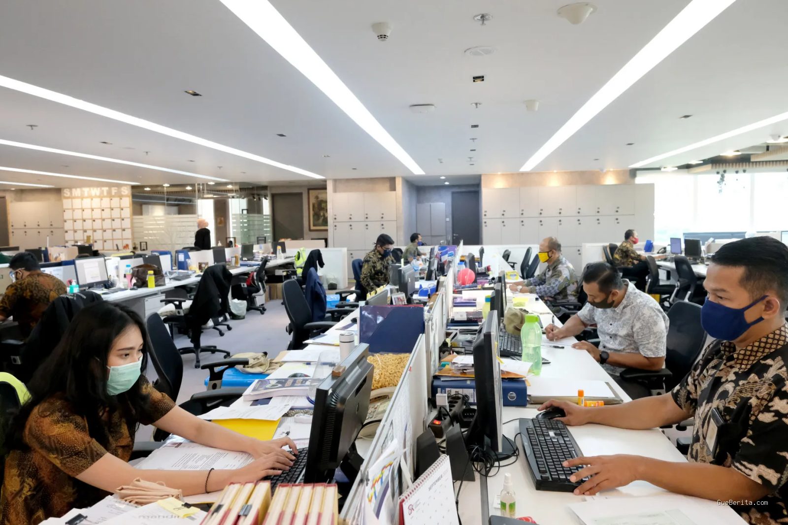 Photo by indooffice.co.id - Standar Gaji Data Analyst Fresh Graduate di Bank BUMN dan Swasta
