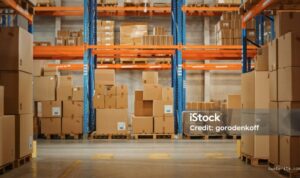 Photo by istockphoto.com - Standar Gaji Warehouse Supervisor di Perusahaan Logistik Ekspedisi