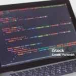 Photo by istockphoto.com - Standar Gaji Web Developer Pemula Bahasa Pemrograman Laravel dan React
