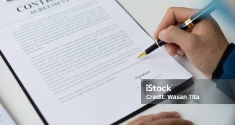 Photo by istockphoto.com - Tanda Kontrak Kerja Banyak Jebakan Pasal Merugikan Sebelum Ditandatangani