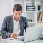Photo by istockphoto.com - Trik Mengatasi Sindrom Impostor di Tempat Kerja Lingkungan Orang Hebat