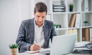 Photo by istockphoto.com - Trik Mengatasi Sindrom Impostor di Tempat Kerja Lingkungan Orang Hebat