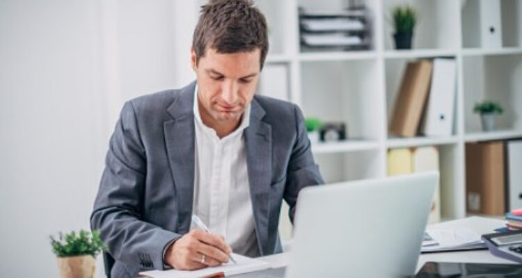 Photo by istockphoto.com - Trik Mengatasi Sindrom Impostor di Tempat Kerja Lingkungan Orang Hebat